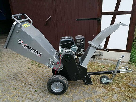Gartenpflege mit professionellem Gartenhächsler