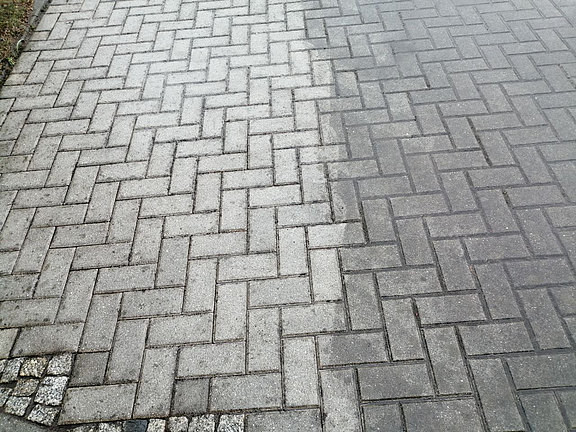 Teilgereinigte Hofeinfahrt